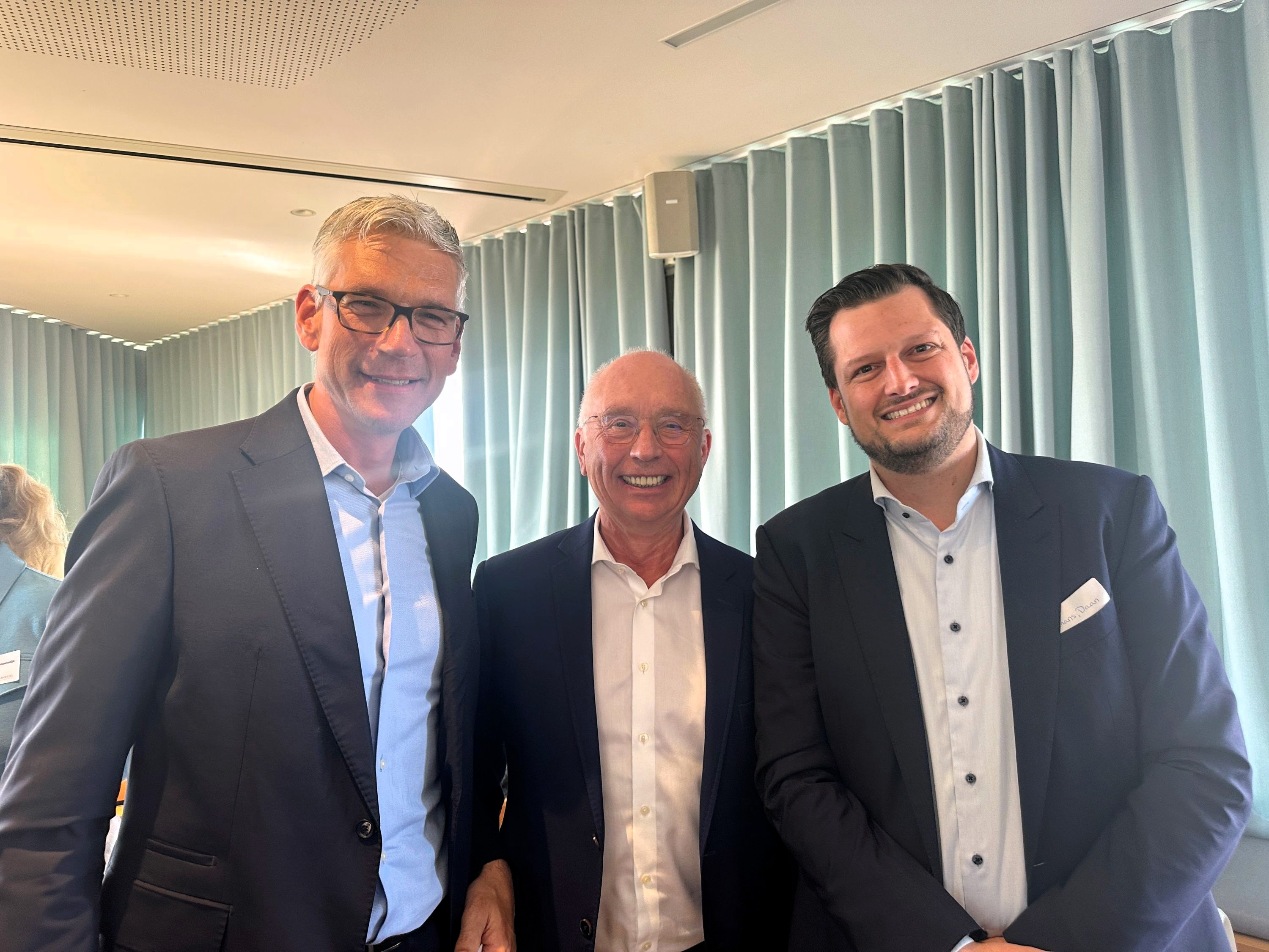 Networking am Rande des Forums (v. l.): Martin Löcker (CA Immobilien Anlagen AG), Frank Schmeichel (Business Network), Daan Smans (CEDES) | BERLINboxx